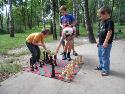 Шахматы детские деревянные для улицы.